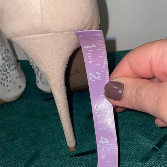 Charlotte Russe Cream Heels with Rhinestones and Stiletto Design (8) - Picture 6 of 10